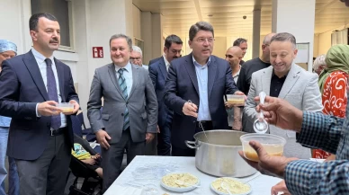 Adalet Bakanı Tunç, Amsterdam Fatih Camisi'nde cuma namazı kıldı, aşure dağıtımına katıldı