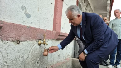 Köy meydanında çeşmeden ayran aktı