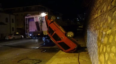 Minibüsle çarpışan araç 5 metre yükseklikten aşağı uçtu: 1 yaralı