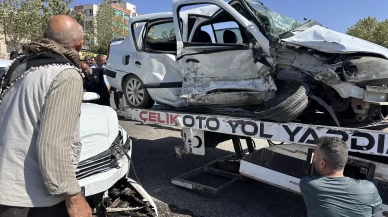 Siverek'te iki otomobil kafa kafaya çarpıştı: 1 ölü, 4 yaralı