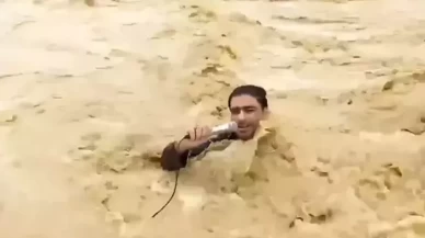 Yayın sırasında sel sularına kapıldı