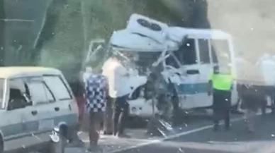 Yolcu minibüsü kamyonla çarpıştı: 2’si Ağır 4 Yaralı