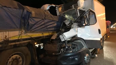 Uşak'ta kamyonet park halindeki tıra çarptı