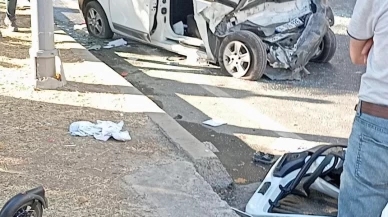 Küçükçekmece’de araç ile servis minibüsü çarpıştı: 4 yaralı