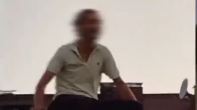 Eşi evi terk edince 5 katlı binanın çatısına çıktı
