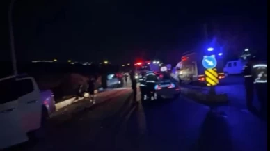 İzmir’de kamyonet ile hafif ticari araç çarpıştı