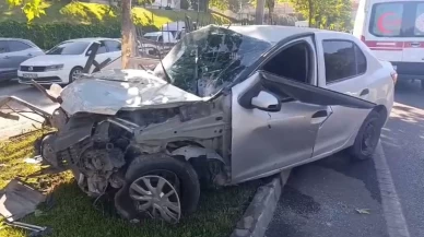 Gaziantep'te refüjdeki demirlere çarpan otomobilde 2 kişi yaralandı