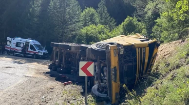 Virajı alamayan talaş yüklü tır devrildi: 2 yaralı