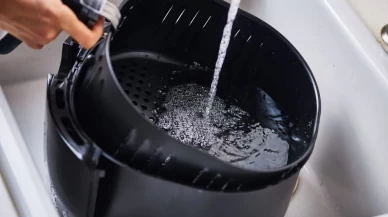 Airfry resmen kendini temizliyor! Sadece iki malzeme eklemeniz yeterli