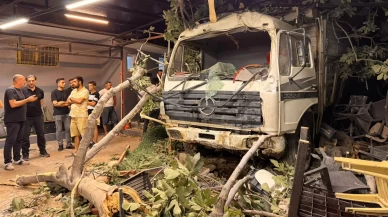 Hatay'da kamyon restoran bahçesine düştü