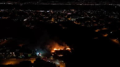 Kocaeli Başiskele’de çalılık alanda çıkan yangın geceyi aydınlattı