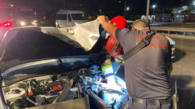 Bariyerlere saplanan otomobilden burnu kanamadan çıktı