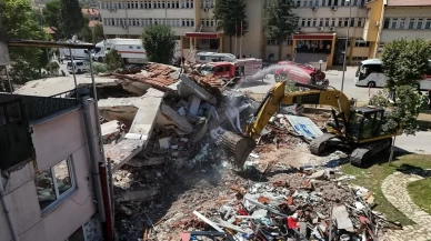 Sındırgı'da yıkılan binanın enkazı kaldırılıyor