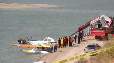 Burdur'da kaza kırıma uğrayan uçak gölün kıyısına sabitlendi