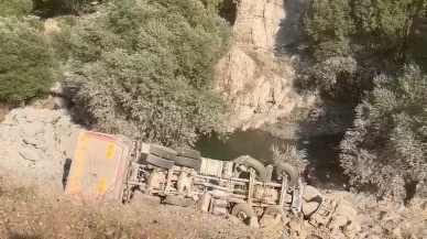 Hakkari'de kamyon uçuruma yuvarlandı: 1 ölü