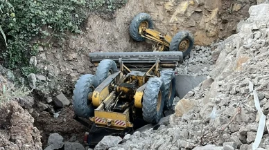 Freni patlayan iş makinesi uçuruma yuvarlandı! O anlar kamerada
