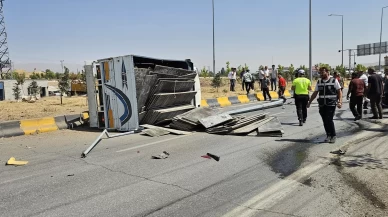 Kamyonet ile hafif ticari araç çarpıştı: 8 yaralı