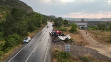 Bursa'da tır şarampole devrildi: Sürücü yaralı