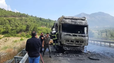 Burdur'da seyir halindeyken alev alan tır küle döndü