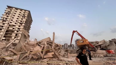 Kahramanmaraş’ta bina yıkımı sırasında iş makinası operatörü göçük altında kaldı