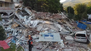 Balıkesir'de yıkılan bina sabahın ilk ışıkları ile havadan görüntülendi