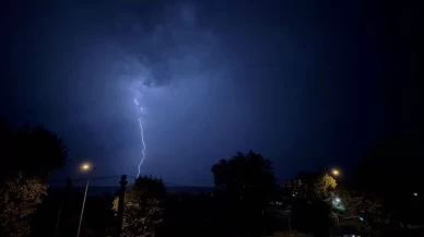 Bursa’da şimşekler geceyi aydınlattı