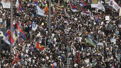 Sırbistan'da hükümet karşıtları ile destekçileri arasında çatışma