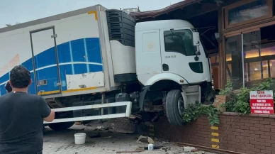Freni arızalanan tırın önüne kattığı araçla iş yerine daldı: Kaza anı kamerada