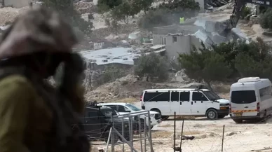 İsrail ordusu, Filistinlilerin topraklarını gasbeden İsraillilerin baskını öncesinde El Halil kent merkezini boşalttı