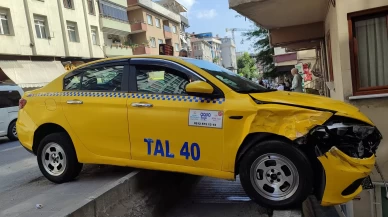 Freni boşaldı, binaya çarparak durdu! Ticari takside hasar büyük