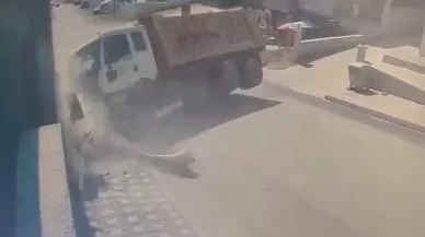 Bursa’da freni patlayan kamyon site duvarına çarptı