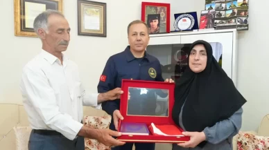 Ali Yerlikaya Erzurum’da şehit ailesini ziyaret etti