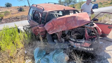 Antalya'da otomobiller kafa kafaya çarpıştı: 1'i ağır 6 yaralı