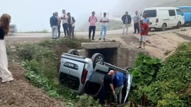 Gümüşhane’de yayla yolunda hafif ticari araç menfeze devrildi: 4 yaralı