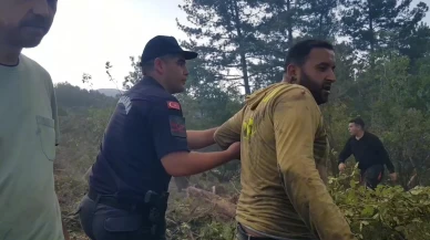 Orman işçileri yangının ortasında kaldı