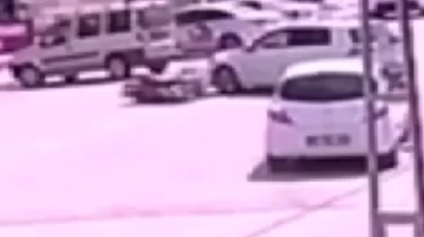 Ankara'da kontrolsüz çıkan otomobil kazaya neden oldu: O anlar kameralarda