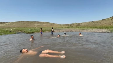 Kars'ta termometreler 34 dereceyi gördü: Çocuklar dere sularında serinledi