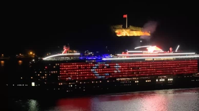 Çanakkale Boğazı'ndan geçen kruvaziyer, gövdesine Türk bayrağını yansıttı