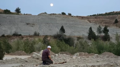 Yangında evini terk edip karşı tepede namazını kıldı