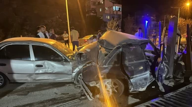 Kontrolden çıkan otomobil park halindeki araca çarptı...