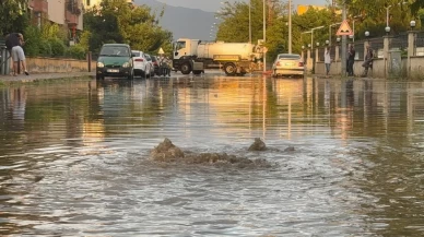 Erzincan'da sağanak ve fırtına hayatı felç etti