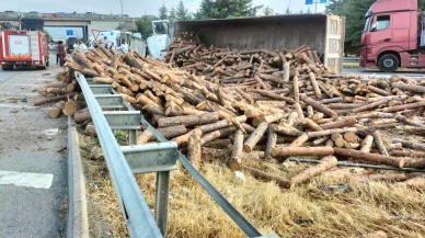 Amasya’da tomruk yüklü tır devrildi: 1 yaralı
