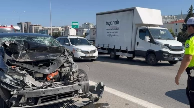 Sultanbeyli'de tıra çarpan Tesla hurdaya döndü