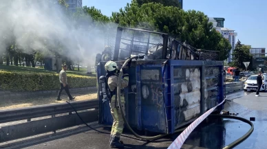 Kadıköy'de hurda yüklü kamyonun dorsesi alev alev yandı