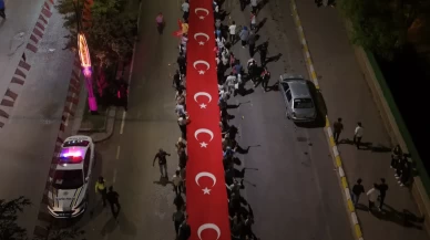 Ahlat’ta Türk bayrağı ve meşalelerle fener alayı düzenlendi