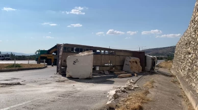 Mermer blok yüklü tır yola devrildi: 1 yaralı