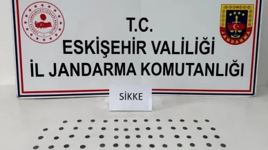 Tarihi eser kaçakçısı çantasındaki sikkelerle yakalandı