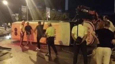 Sultanbeyli'de otomobil ile minibüs çarpıştı