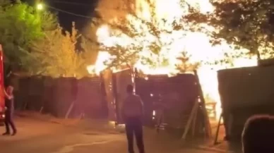 Sivas’ta garaj yangını: Alevler geceyi aydınlattı