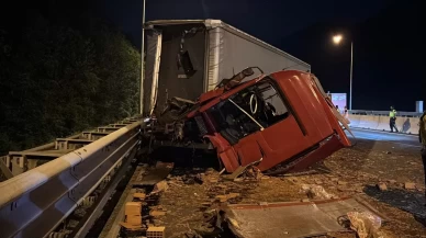 TEM’de tuğla yüklü tıra çarpan tır, hurdaya döndü: Sürücü yara almadan kurtuldu